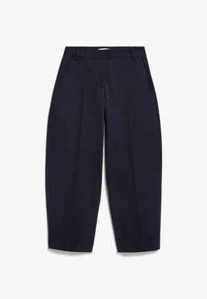 Marineblauwe cropped broek met plooien, zijzakken, ceintuurlussen en een ritssluiting aan de voorkant, plat gelegd op een witte achtergrond.