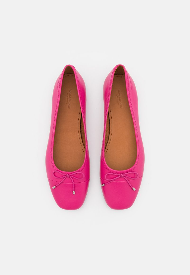 Ballerine in pelle rosa con una finitura liscia, punte arrotondate e un fiocco decorativo sul davanti. Soletta color marrone chiaro visibile all'interno.