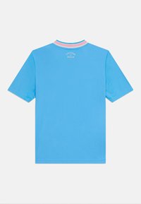 Camiseta de algodón azul claro con mangas cortas. Presenta un cuello acanalado a rayas y el texto "LIBERTAD PARA SOÑAR" impreso en la parte posterior.