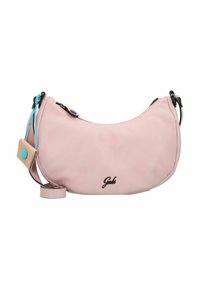 Rosa Lederhandtasche mit geschwungener Form, ausgestattet mit einem schwarzen Logo, schwarzem Zubehör und einem kontrastierenden blauen Akzent am Zipper-Zieher.