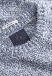 Strickpullover mit einem strukturierten blau-weißen Mix, ausgestattet mit einem gerippten Ausschnitt und einem dunkelblauen Markenetikett mit eingeprägtem Schriftzug.