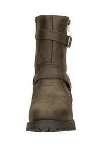 Bruine faux leren enkellaars met twee verstelbare banden, zijrits, rondte neus en een gestructureerd oppervlak, gemonteerd op een duurzame zool.