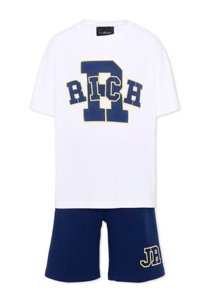 Biała koszulka z krótkim rękawem z dużym niebieskim logo "RICH" obramowanym na żółto, w zestawie z niebieskimi szortami z żółtym napisem "JR".