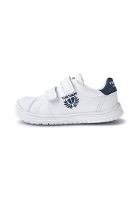 Zapatillas blancas para niños con dos tiras de velcro, logo y texto en color marino en el lateral, y un tabique trasero en color marino.
