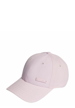 Różowa czapka baseballowa z materiału, zakrzywiony daszek, sześciopanelowa konstrukcja, z otworami wentylacyjnymi i małą metką z logo z przodu.