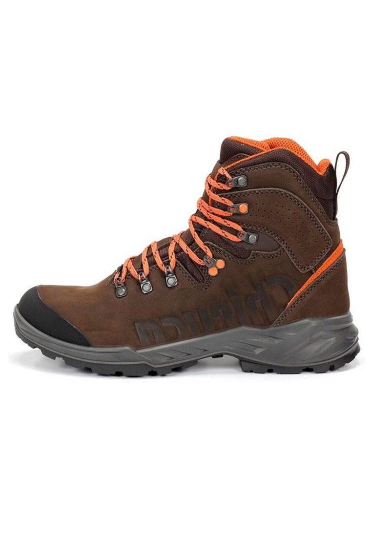 Bota de senderismo marrón con acentos naranjas, que cuenta con un collar acolchado, ojales de metal para los cordones y una suela de goma texturizada. Ideal para uso al aire libre.