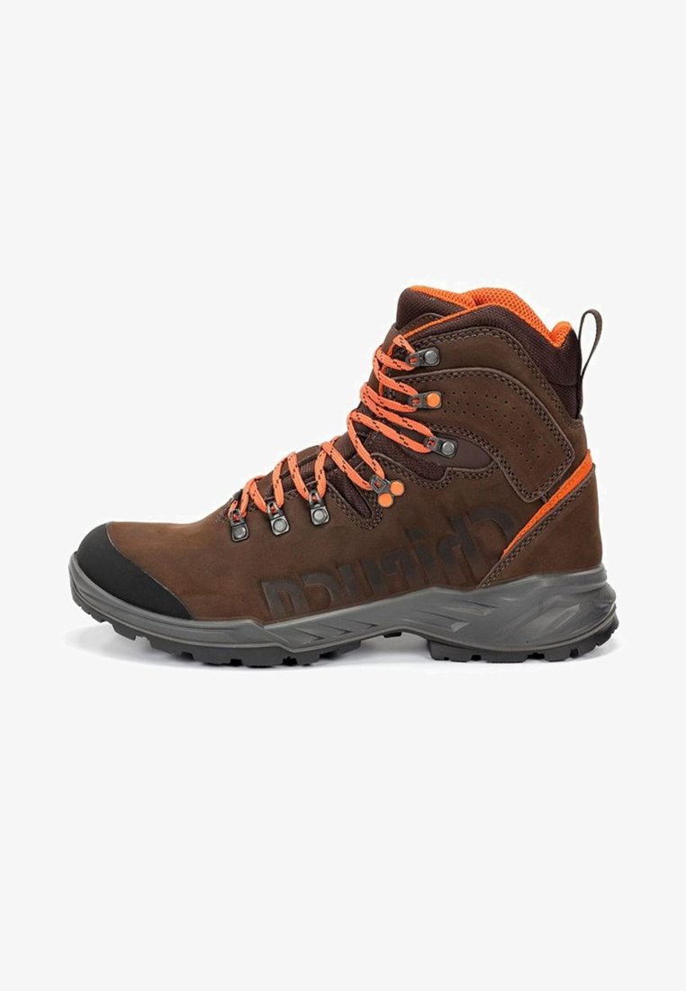 Bota de senderismo marrón con acentos naranjas, que cuenta con un collar acolchado, ojales de metal para los cordones y una suela de goma texturizada. Ideal para uso al aire libre.