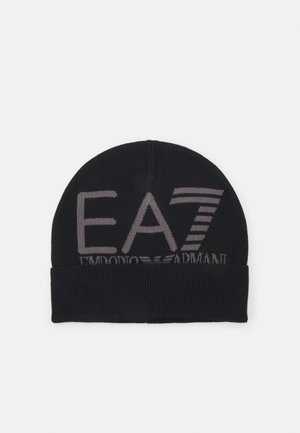 Svart stickad mössa med uppvik. Har en framträdande EA7-logotyp i grått på framsidan. Materialet verkar mjukt och elastiskt.