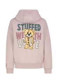 Rosa Kapuzenpullover mit einem Bärengrafik-Motiv mit genähten Details und dem Text "STUFFED WITH LOVE" in bunten, fett gedruckten Buchstaben.