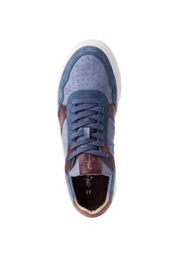 Sneaker albastru din piele întoarsă, cu accente din piele maro, vârf perforat, sireturi plate și talpă din cauciuc alb. Etichetă de mărime vizibilă în interior.