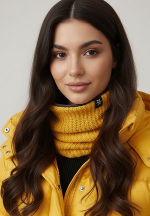 Gelber Strick-Schal mit Rippenstruktur, kombiniert mit einer gelben Zip-Jacke mit Druckknöpfen und einer schwarzen Innenschicht.