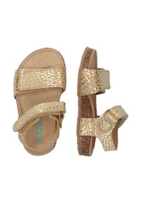 Goldene Sandalen mit zwei verstellbaren Riemen, strukturiertem Material, Korkfußbett und einem gemusterten Oberteil. Leicht und mit offener Zehenpartie.