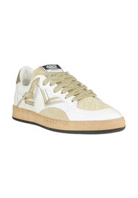 Sneaker bianco con accenti in suede beige, lacci dorati, punta tonda, suola testurizzata e fondo in gomma nera. Presenta un'etichetta di branding sulla linguetta.