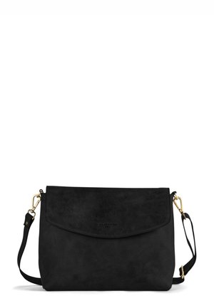 Schwarze Wildleder-Crossbody-Tasche mit Klappenverschluss, verstellbarem Tragegurt, goldenen Beschlägen und geprägtem Logo. Weiche Textur mit elegantem Design.