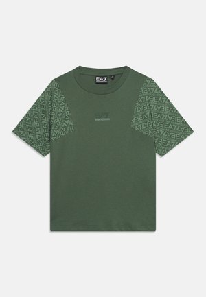 T-shirt vert à manches courtes avec des manches à motifs affichant en répétition le texte « EA7 Emporio Armani » et un petit logo EA7 sur la poitrine.