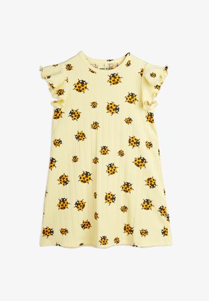 Vestido amarillo con mangas cortas con volantes, que presenta un patrón repetido de mariquitas negras y naranjas sobre una textura acanalada.