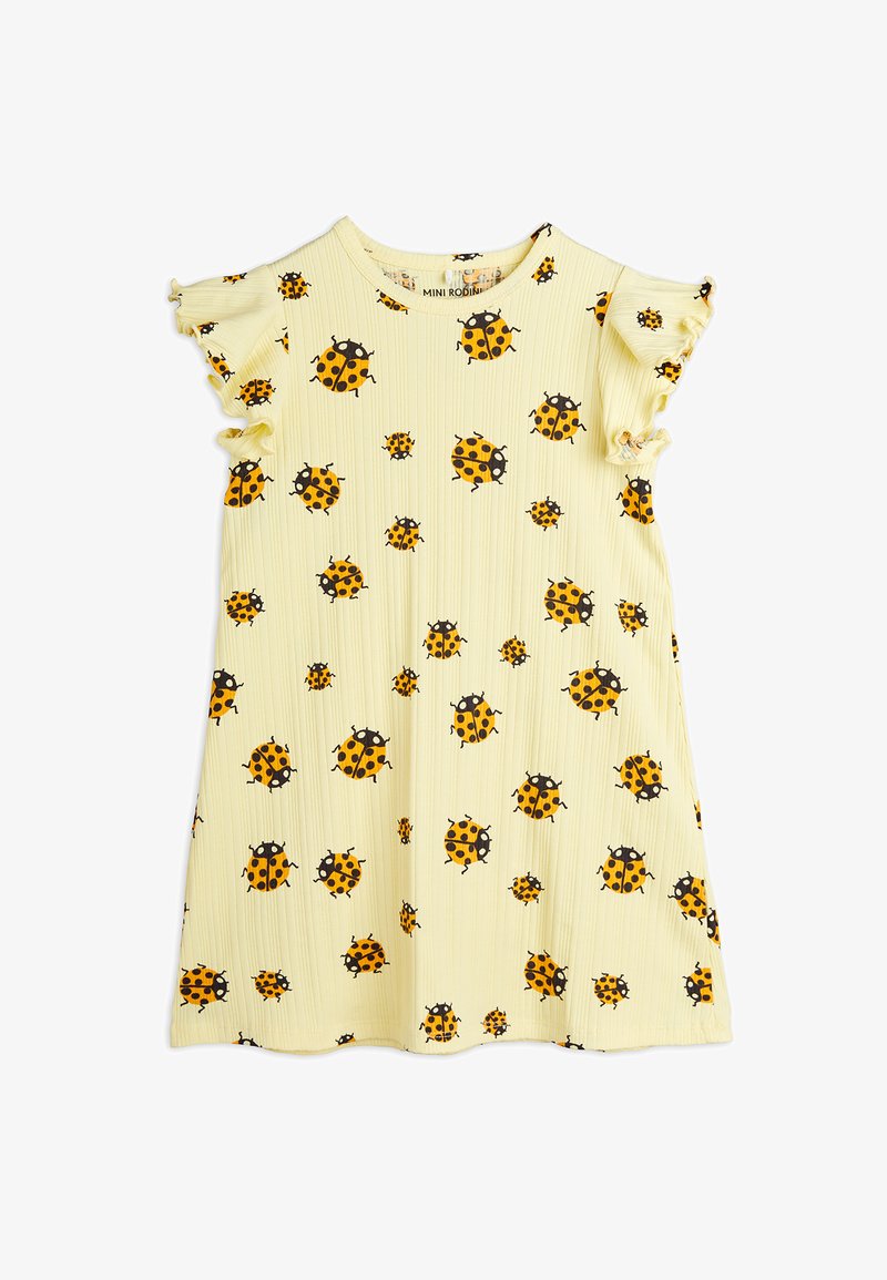 Żółta sukienka z krótkimi falbaniastymi rękawami, z powtarzającym się wzorem czarnych i pomarańczowych biedronek na prążkowanej fakturze.