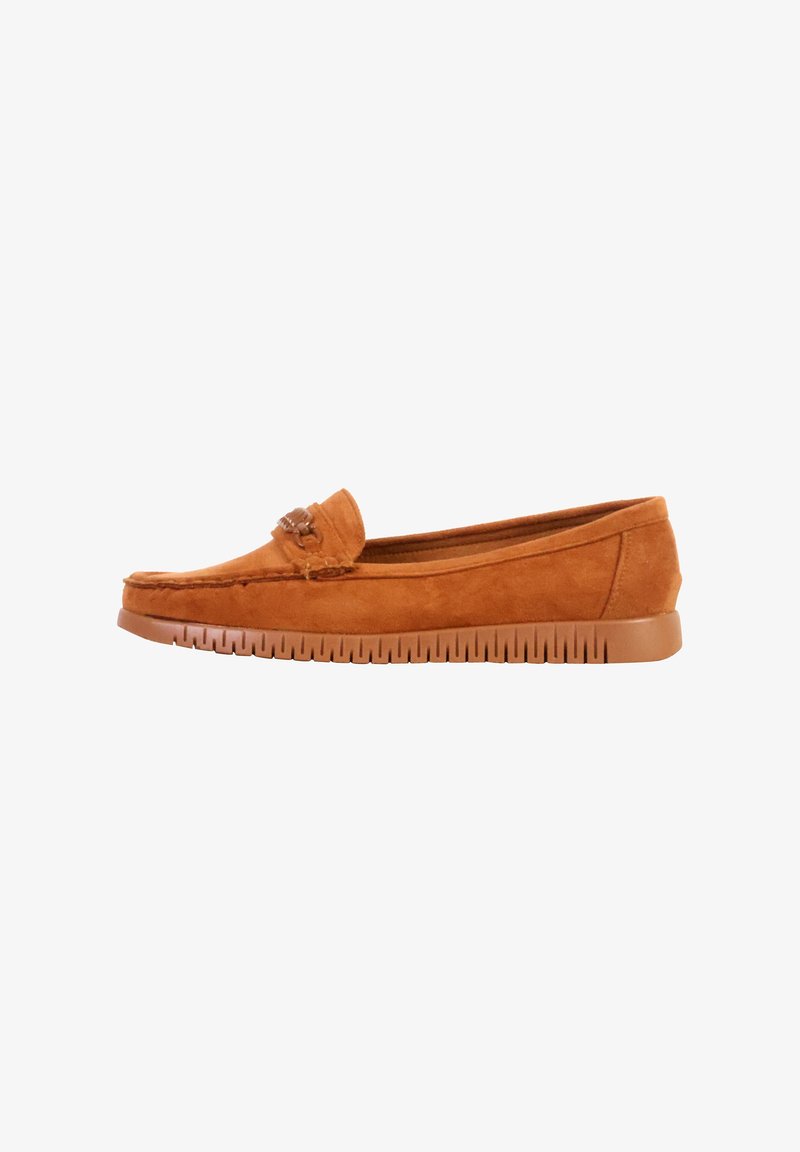 Mocassin en daim marron avec semelle en caoutchouc et détail de bride décorative, vu de profil sur un fond blanc.