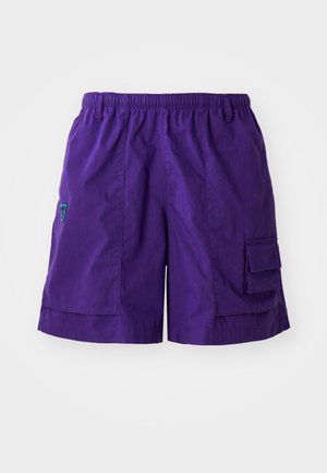 Violetinės krovinių šortai su elastinga juosmens juostele, šoninėmis kišenėmis ir kišene su užklotu kairėje kojoje. Pagaminti iš lengvos medžiagos.