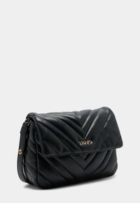Borsa a tracolla in pelle nera trapuntata con motivo a zigzag, chiusura a patta, logo Liu Jo in tonalità oro e tracolla regolabile.
