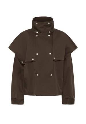 Veste marron avec col montant, manches longues et devant croisé maintenu par des boutons-pression argentés, avec un empiècement d'épaule en forme de cape.