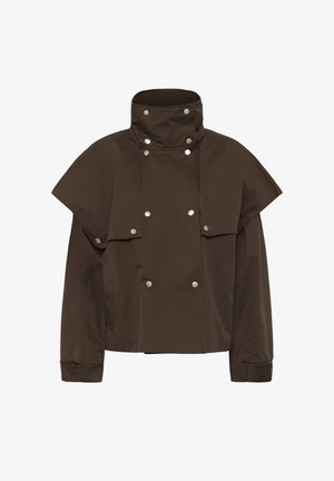 Veste marron avec col montant, manches longues et devant croisé maintenu par des boutons-pression argentés, avec un empiècement d'épaule en forme de cape.
