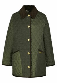 Grüne gesteppte Jacke mit einem braunen Cordkragen, goldfarbener Hardware, seitlichen Taschen und kontrastierenden Besätzen entlang der Kanten. Mit Rautenmuster.