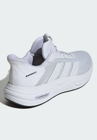 Scarpa sportiva bianca con tomaia in mesh testurizzato, tre strisce metalliche, collo imbottito e suola ammortizzata con dettagli "CLOUDfoam".