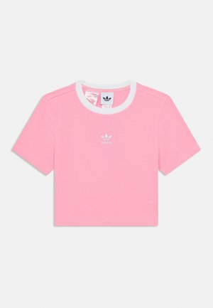 T-shirt rose court Adidas avec col rond blanc et petit logo central sur le devant.