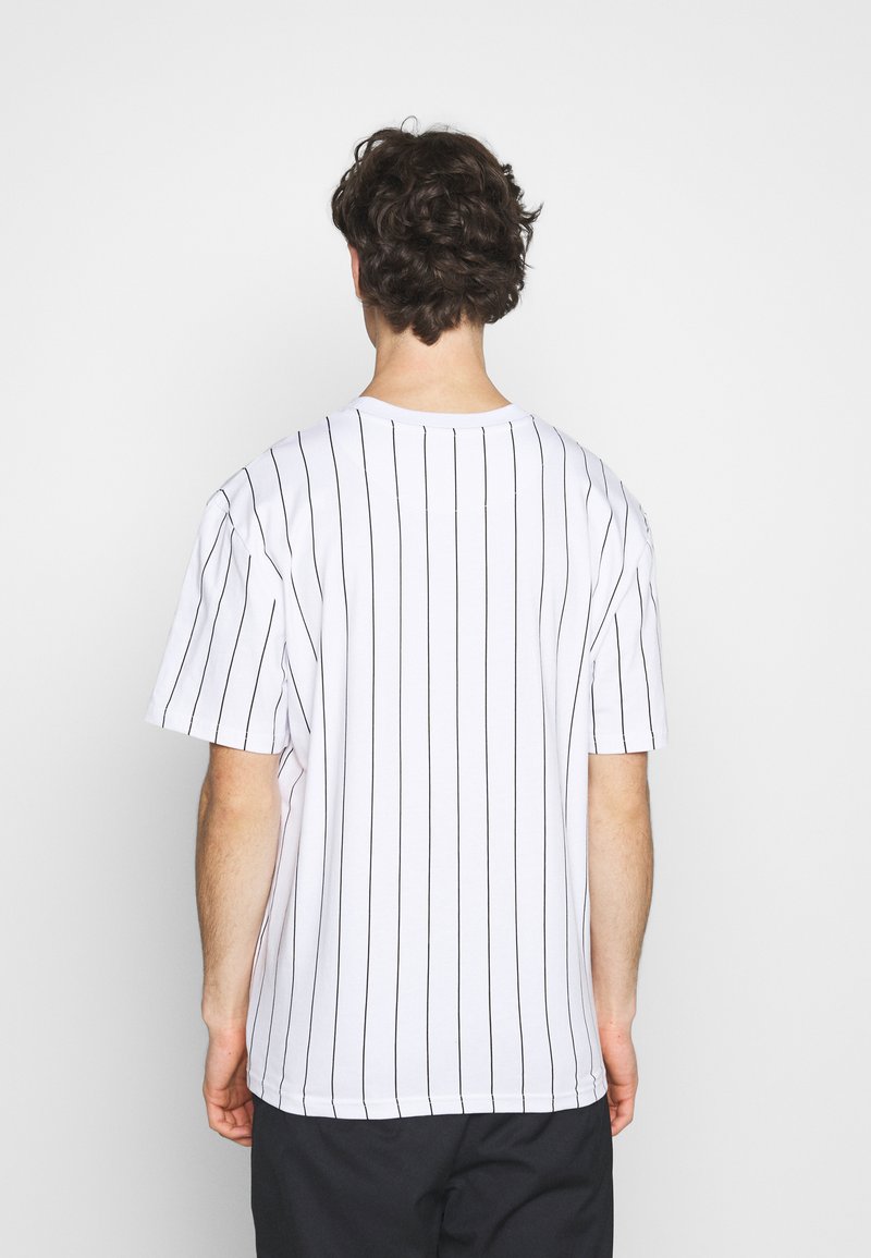 Herren T-Shirts basic | Karl Kani SMALL SIGNATURE PINSTRIPE TEE UNISEX T-Shirt print white/black/weiß - BG65214 Herren T-Shirts basic | Karl Kani SMALL SIGNATURE PINSTRIPE TEE UNISEX T-Shirt print white/black/weiß - BG65214