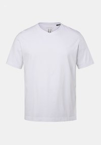 Camiseta blanca de algodón con diseño de cuello en V, mangas cortas, un ajuste relajado y una pequeña etiqueta de logo dentro del cuello. Textura suave.