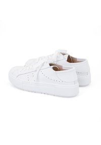 Weiße Low-Top-Sneaker aus strukturiertem Leder, mit Perforationen, flachen Schnürsenkeln, Gummisohle und einem minimalistischen Design.
