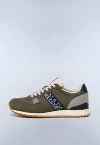 Olivgrüner Sneaker mit beigen Schnürsenkeln, weißer Zwischensohle, Kautschuksohle, dunkelblauen und grauen Fersenakzenten sowie dem "NAPAPIJRI"-Logo an der Seite.