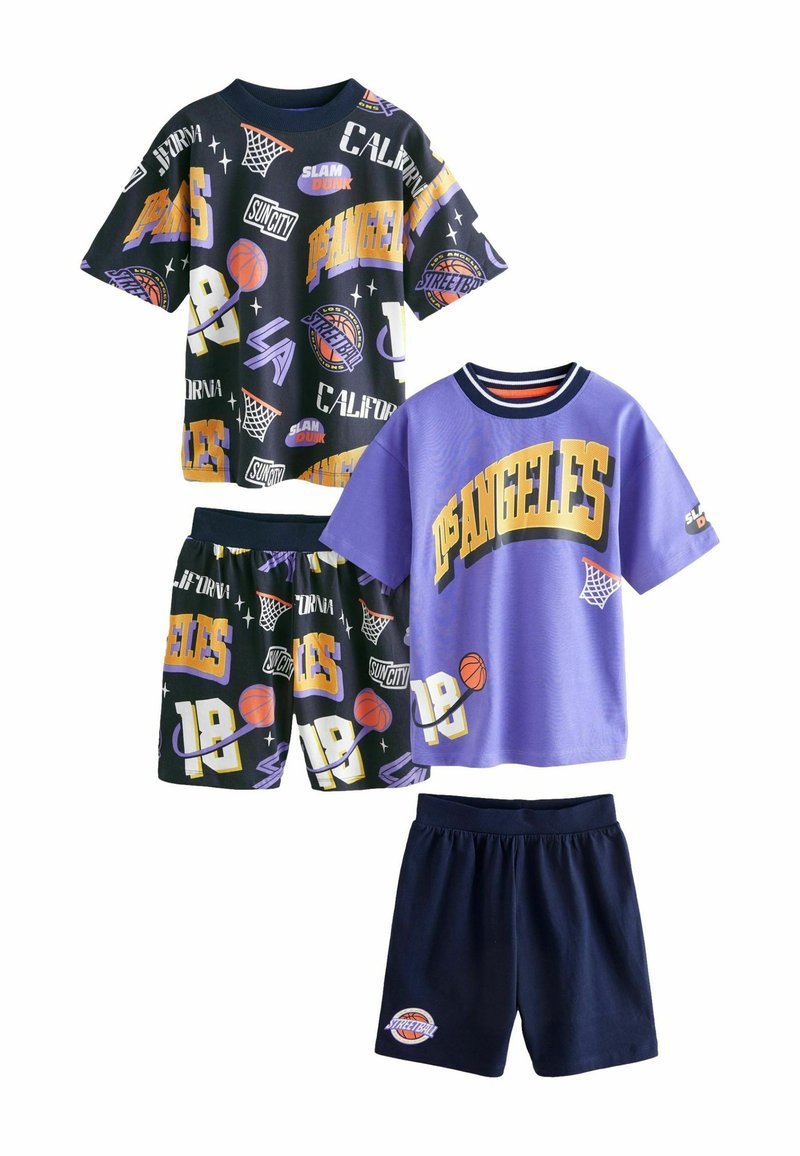 Två uppsättningar barnens sportkläder: en svart med färgglada basketgrafiker; en annan lila med gul text och marinblå shorts.