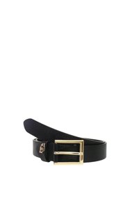 Cinture in pelle nera con una fibbia in metallo dorato, texture liscia, un logo goffrato discreto e un design classico.