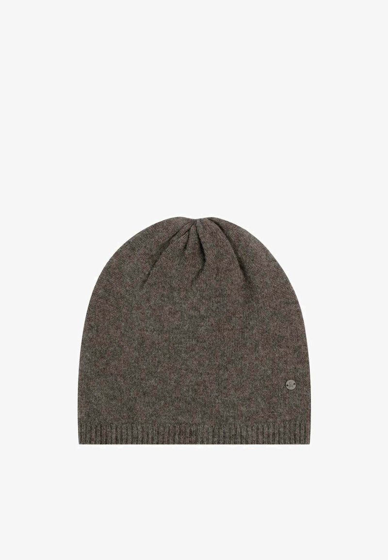Gorro de punto marrón con puño acanalado y ligera caída en la corona. Presenta una pequeña etiqueta con logo en el lateral, hecho de tela suave.