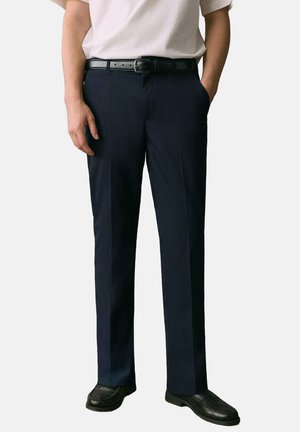 Navyblauwe broek met een rechte pasvorm, gemaakt van een gladde stof. Heeft een riem, zijzakken en een gepolijste schoen.