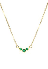 Gouden ketting met een halsketting waarin drie groene stenen zijn geplaatst in een driehoekige formatie, met een gepolijste afwerking en delicate zettingen met tanden.