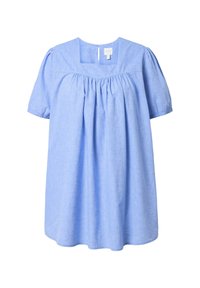 Top azzurro chiaro a maniche corte con scollatura quadrata, tessuto arricciato sul busto e un materiale morbido e strutturato che scivola delicatamente.