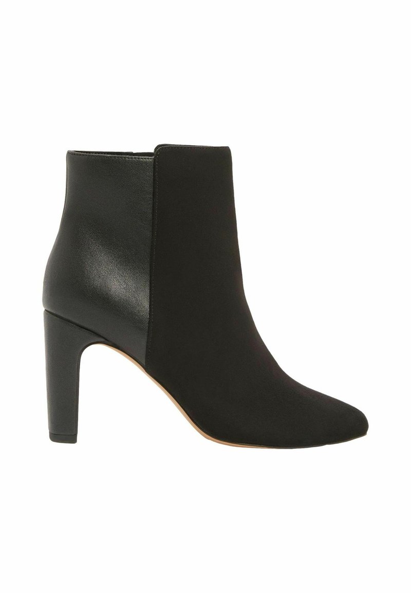 Botine negre până la gleznă, cu vârf ascuțit, toc bloc și panou din piele netedă pe spate, cu panou din suede pe partea din față.