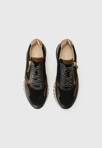 Schwarze und braune Wildleder-Sneaker mit goldenen Schnürsenkeln, runder Zehenpartie, seitlichem Reißverschluss und Gummisohle. Das Innere verfügt über ein in hellem Farbton bedrucktes Logo.
