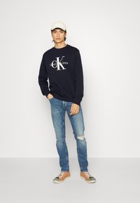 Calvin Klein Jeans CORE MONOGRAM CREWNECK - Sweatshirt - night sky