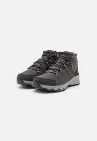 Wysokie buty trekkingowe w kolorze czarnym i szarym, z teksturowaną cholewką, wzmocnionym noskiem oraz gumową podeszwą z agresywnym wzorem bieżnika.