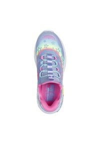 Sneaker azzurro chiaro con un design arcobaleno sfumato, motivi a stelle e accenti rosa. Dispone di uno stile slip-on con lacci elastici e suola in gomma.