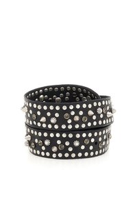 Bracciale in pelle nera, avvolto due volte, con borchie e punte in argento, forme rotonde e a stella, con una finitura liscia e dettagli metallici.