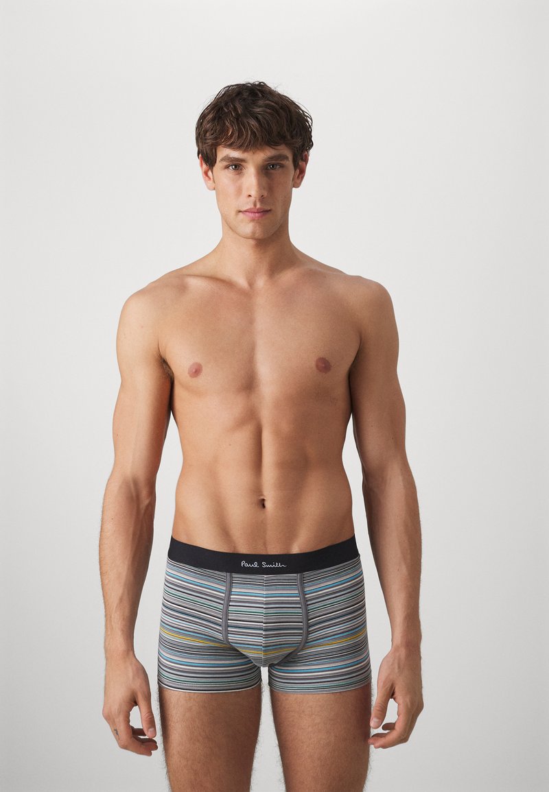 Stripete boxer briefs i ulike farger med svart linning som viser "Paul Smith." Mykt, elastisk materiale, tettsittende design.
