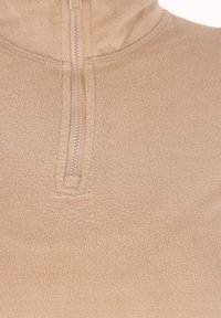 Pullover in pile beige con mezza zip, caratterizzato da una texture morbida e colletto arrotondato. Design semplice con un minimo di dettagli in cucitura.