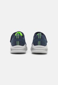 Tamno plave atletske cipele od mrežaste tkanine, s kontrastnim neonsko zelenim naglascima i bijelim teksturiranim potplatom. Uključuju čvrsti stražnji držač za jednostavno oblačenje.