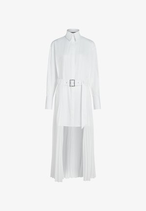 Balta krekla kleita ar garām piedurknēm, plisētu apakšējo daļu un jostu viduklī. Ir apkakle un taisna silueta. Gluda tekstūra.