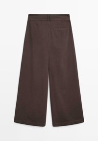 Ciemnobrązowe spodnie o szerokich nogawkach, wykonane z miękkiego materiału, z wysokim stanem, pojedynczą kieszenią z tyłu i starannie wykończonym dołem.